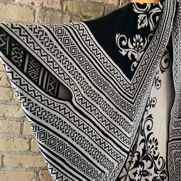 🎉HP🎉 A. Peach Mixed Print Oversized Open Front Cape - Picture 4 of 6